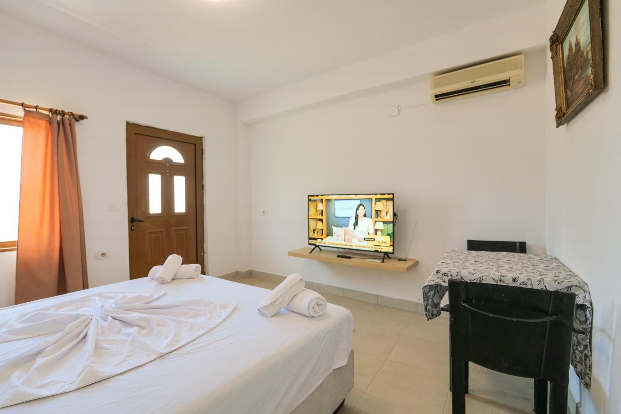 Garden Villa Lake Side & Glamping Ksamil Extérieur photo