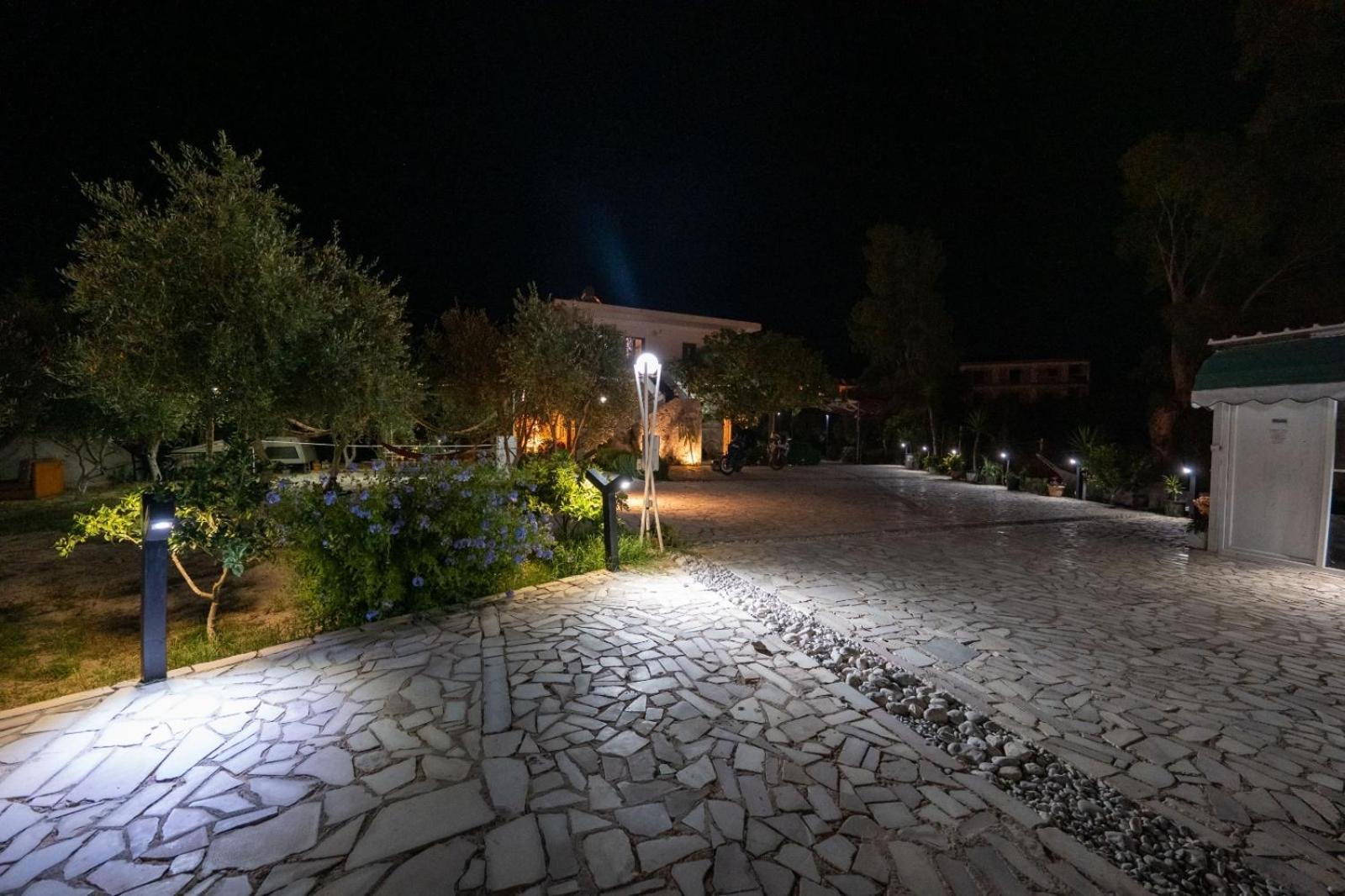 Garden Villa Lake Side & Glamping Ksamil Extérieur photo