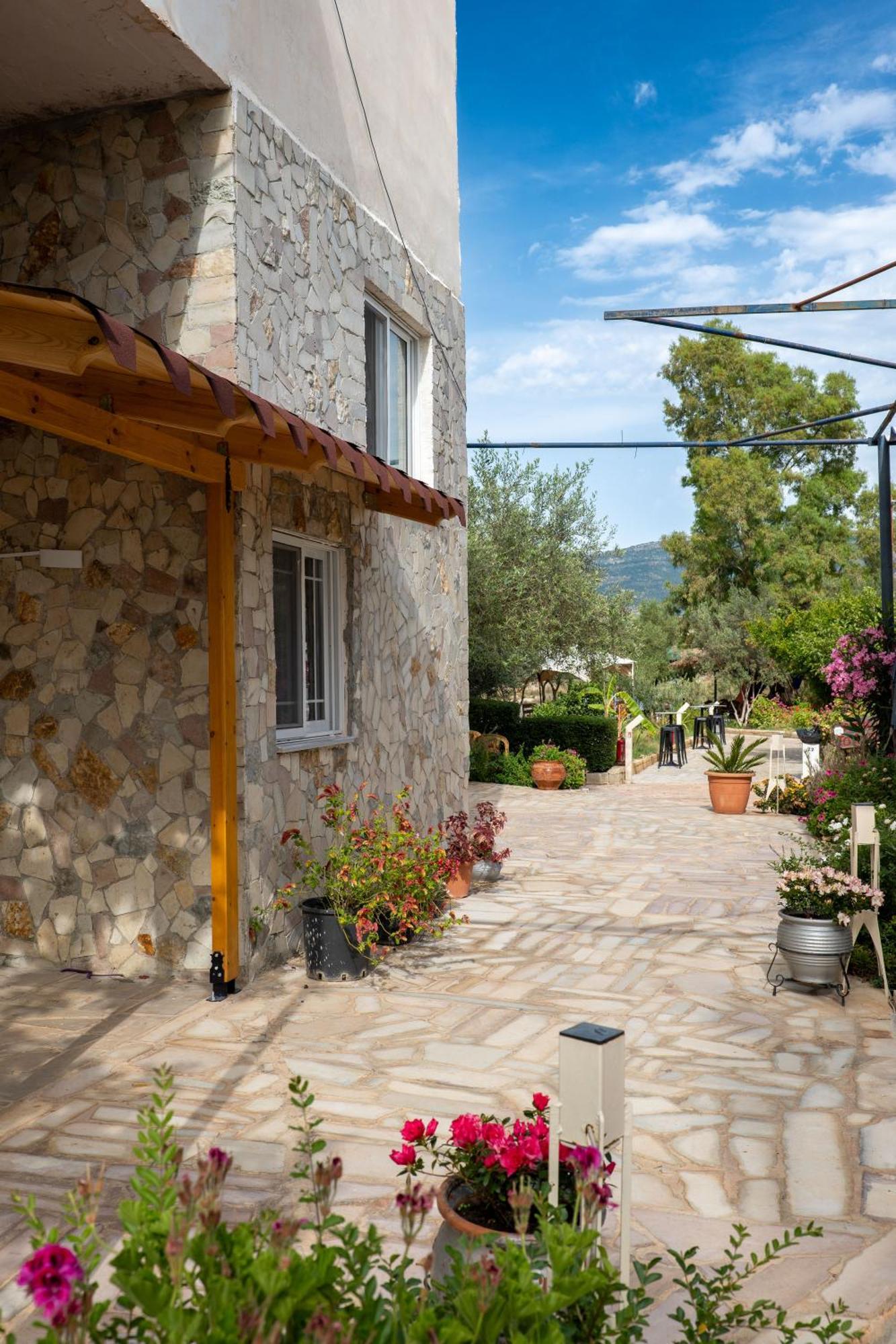 Garden Villa Lake Side & Glamping Ksamil Extérieur photo
