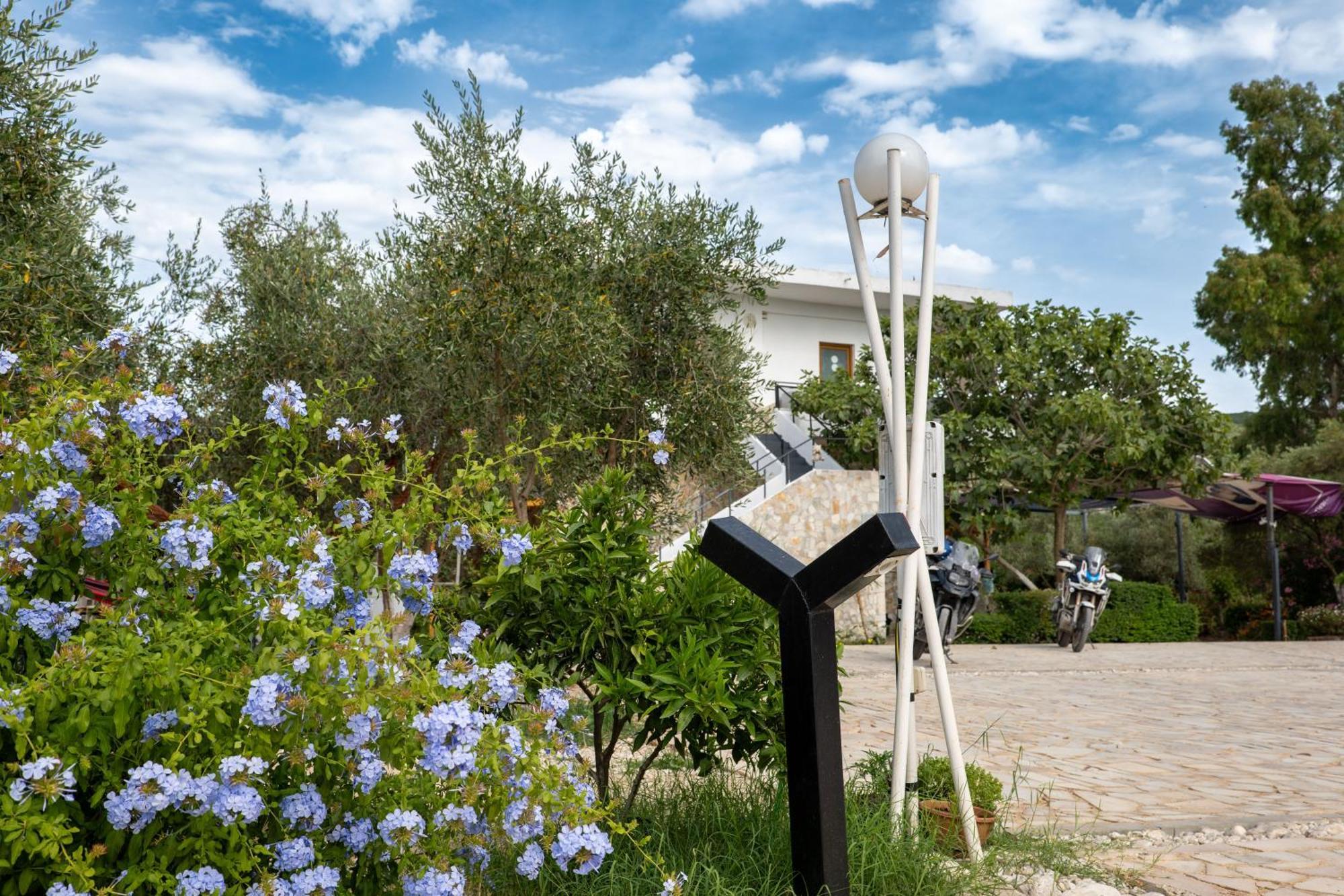 Garden Villa Lake Side & Glamping Ksamil Extérieur photo